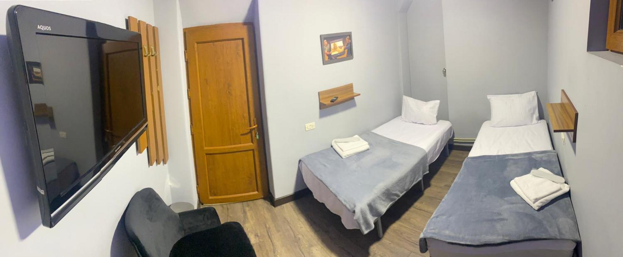 Enigma Hostel 耶烈万 外观 照片